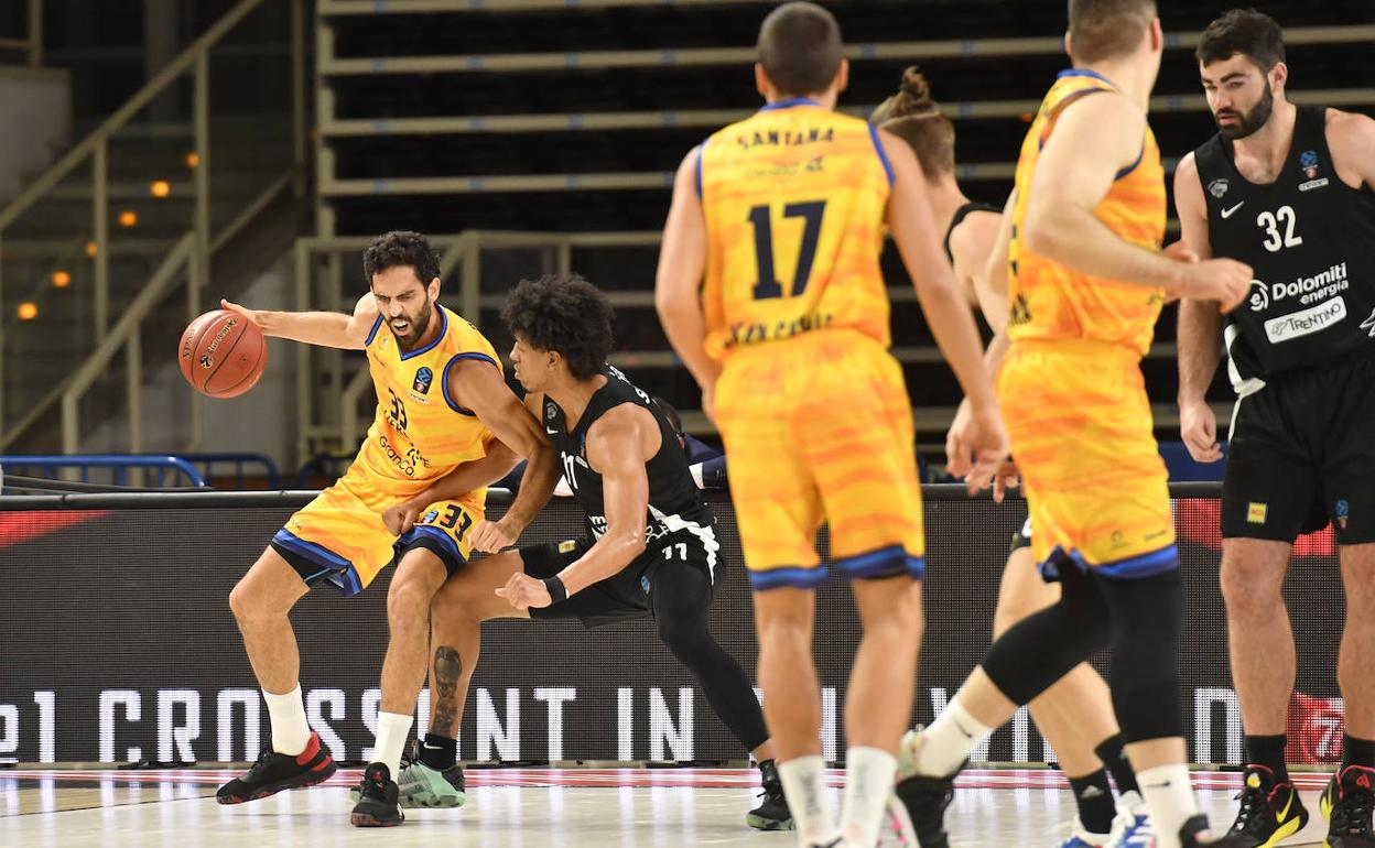 Javier Beirán -en la imagen con balón- va claramente a más desde que se incorporara a la disciplina claretiana. 