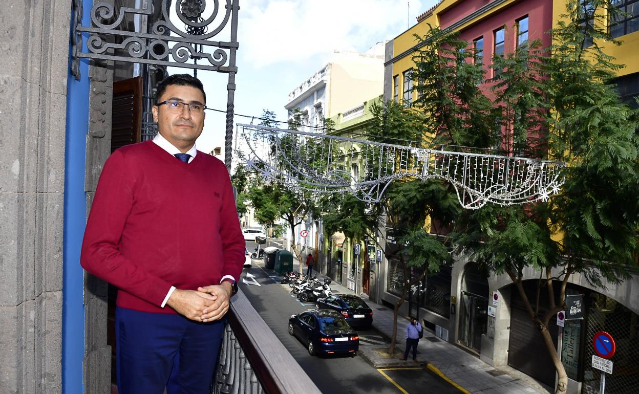 Miguel Ángel Pérez en el balcón de la sede de la Consejería de Obras Públicas del Cabildo, en la calle Viera y Clavijo. 