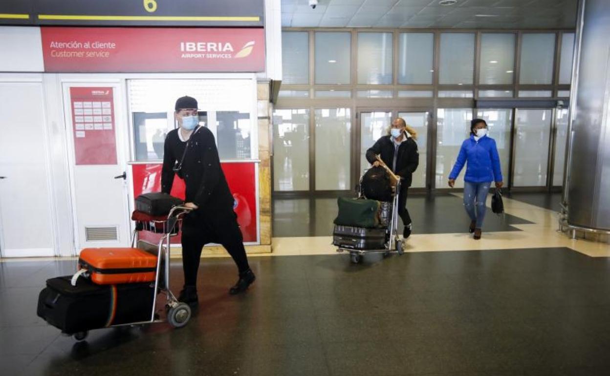 Imagen de turistas ingleses ayer en el aeropuerto de Gran Canaria procedentes de Londres. 