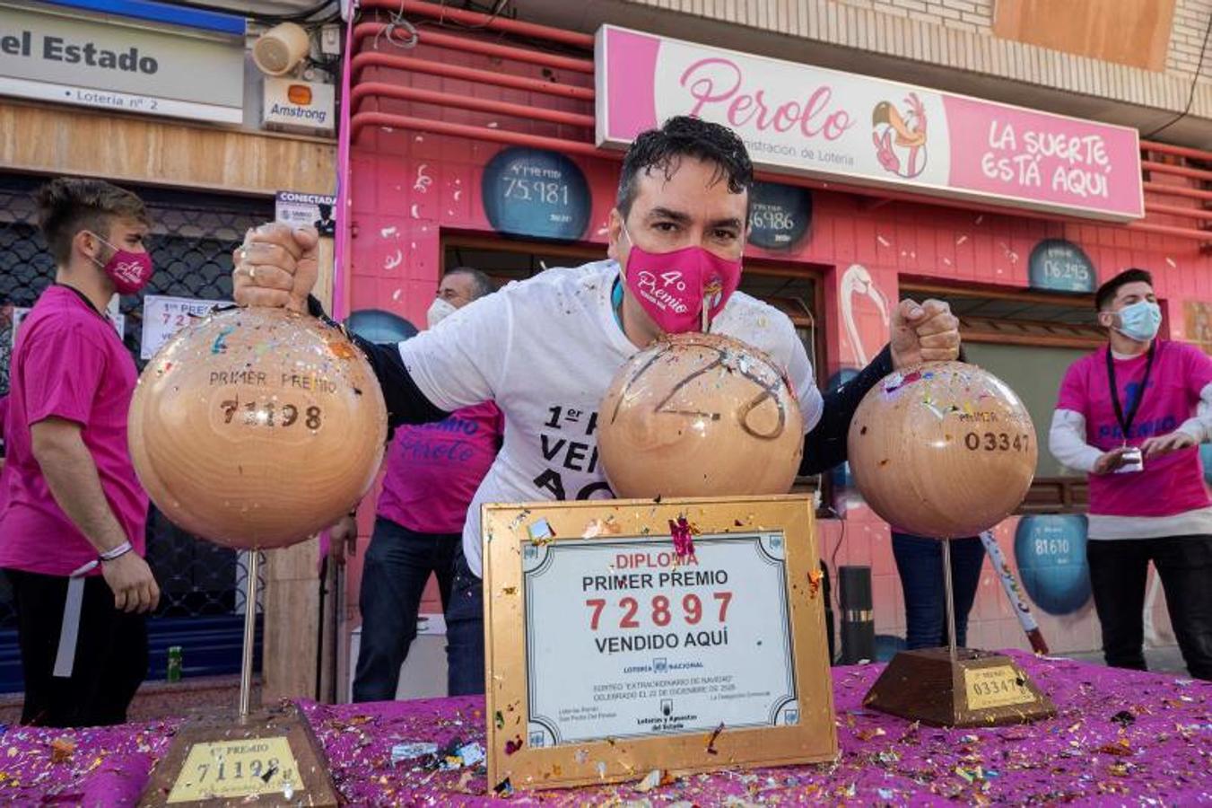 El gerente de la administración número 2 de lotería de San Pedro del Pinatar Miguel Ángel Zapata (c) muestra su alegría junto a sus empleados tras vender cinco premios