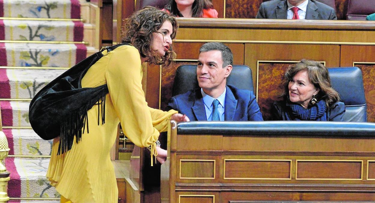 La ministra de Hacienda, junto al presidente Sánchez y la vicepresidenta Calvo. 