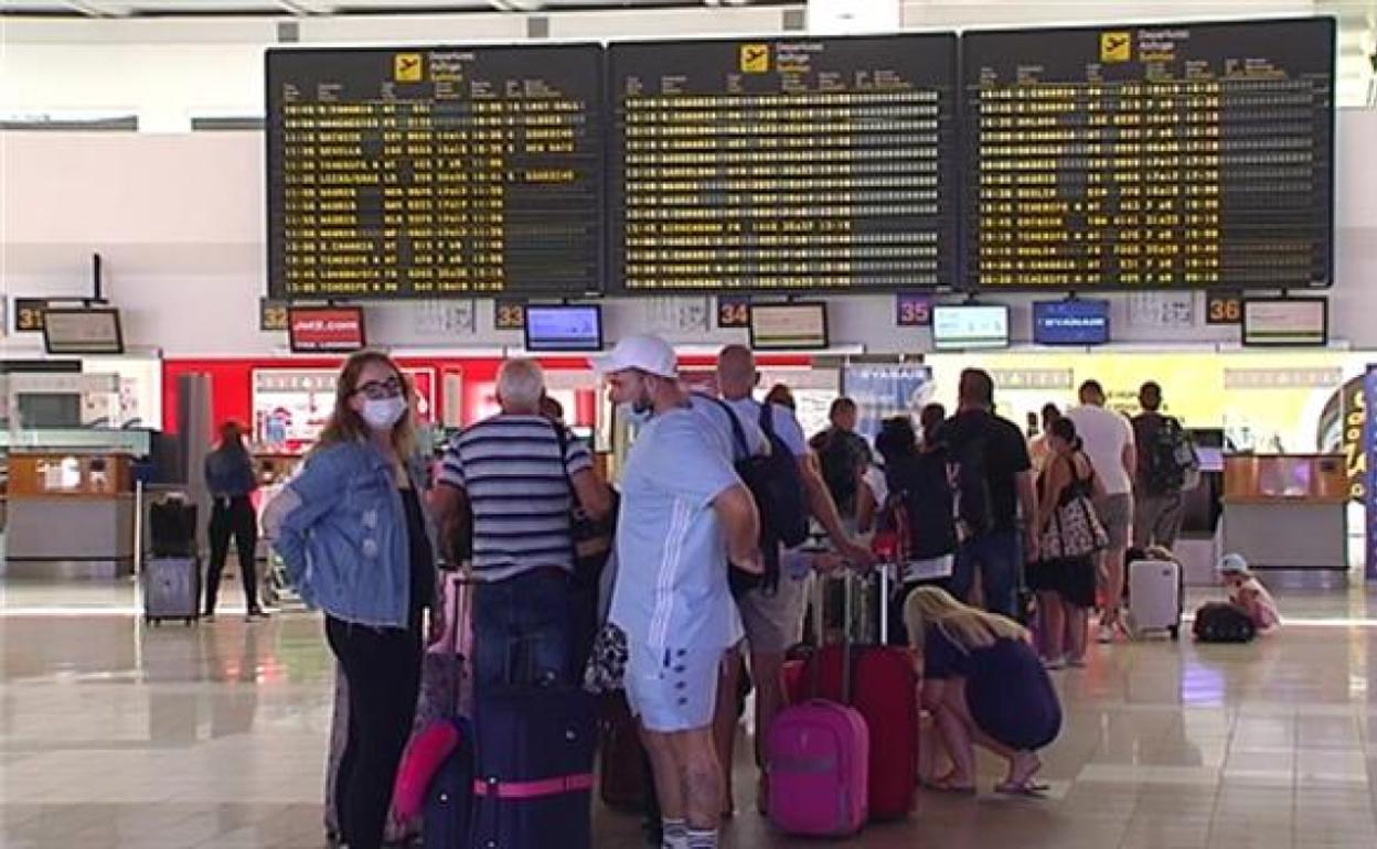 Los canarios realizaron un 27,7% menos de viajes durante el verano