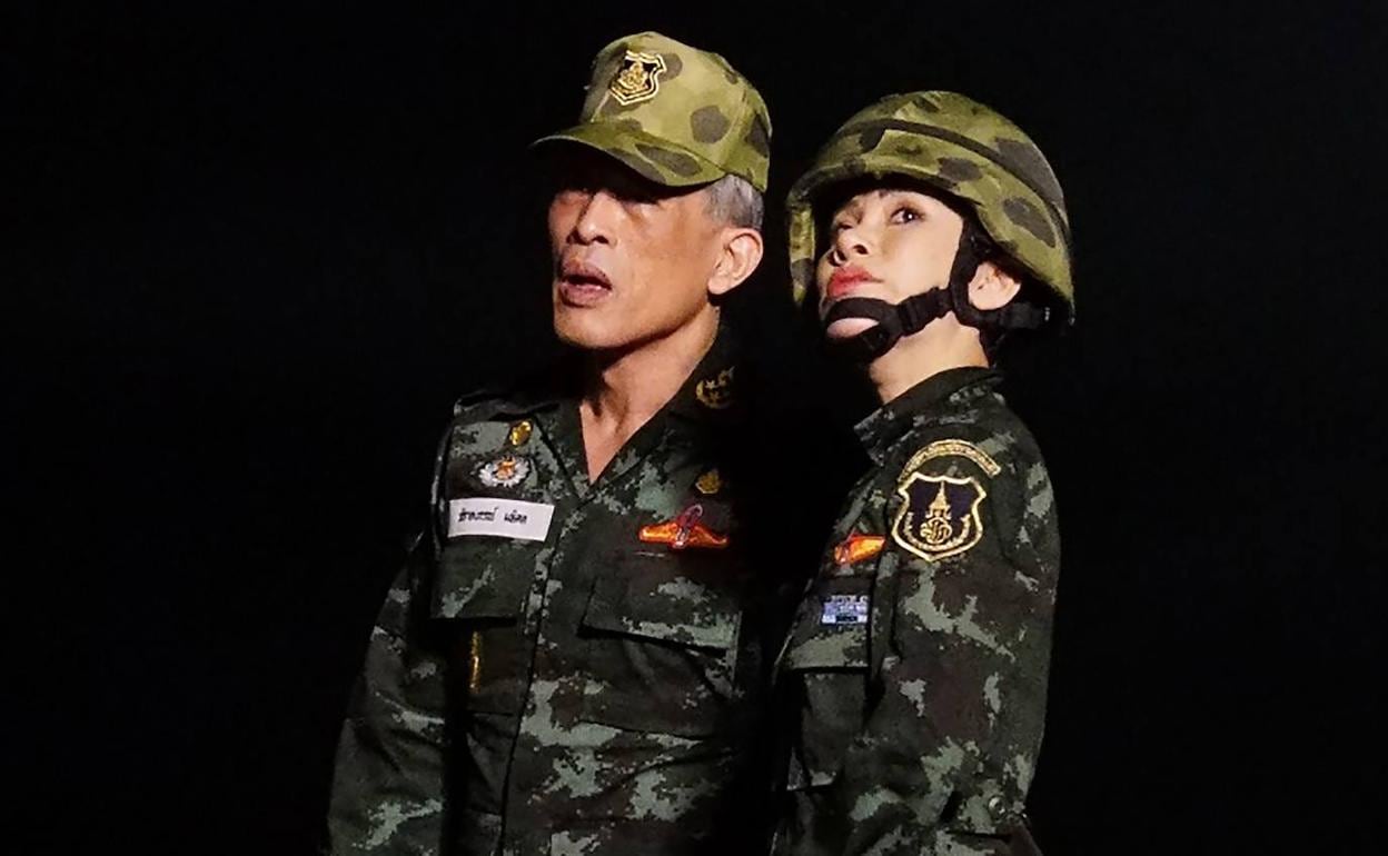 El rey de Tailandia y su amante, en unas fotos oficiales de 2019. 