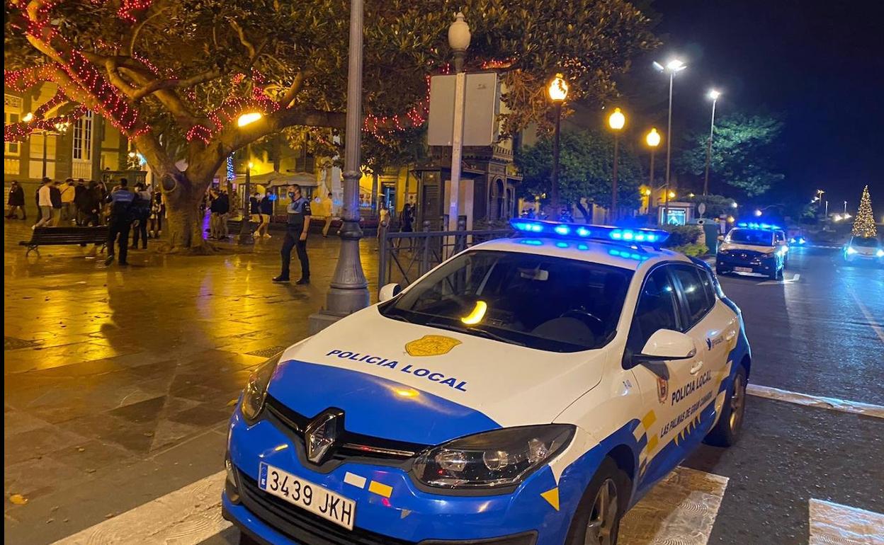 Tres detenidos en Vegueta por saltarse el toque de queda