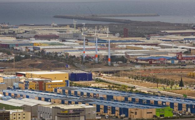 Vista parcial de los terrenos que forman parte del Polígono Industrial de Arinaga, con el puerto al fondo. 