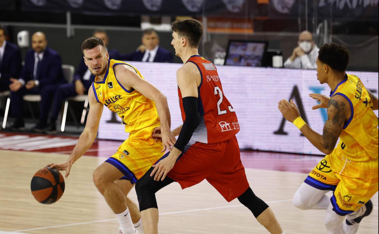 Dimsa conduce al balón ante Janning en una acción del encuentro. 