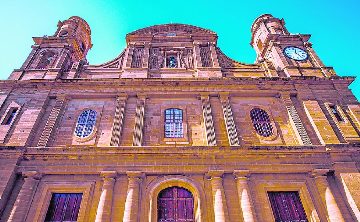 Fachada de la iglesia de Santiago, en el casco histórico de Gáldar. 