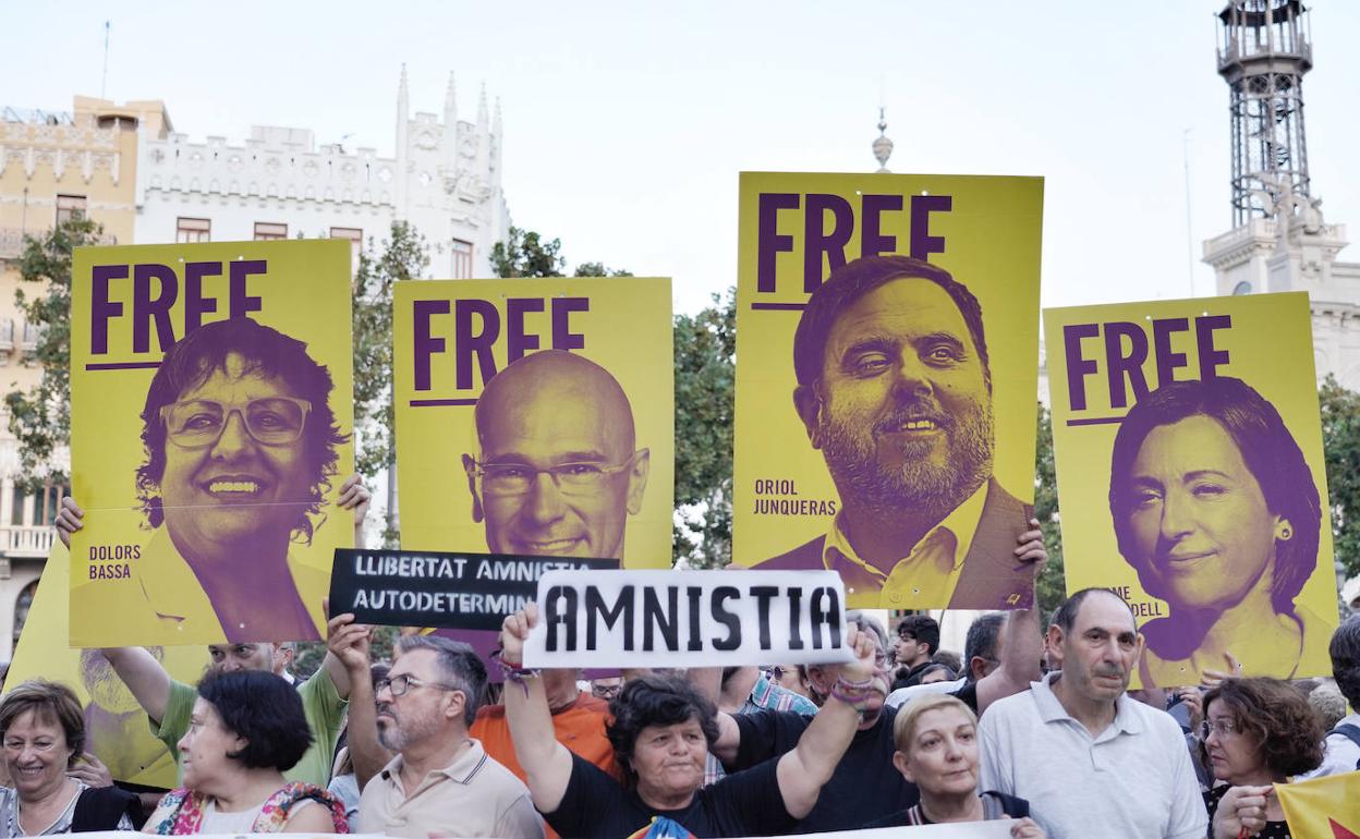 Concentración a favor de los líderes del 'procés' en octubre de 2019 en Valencia.