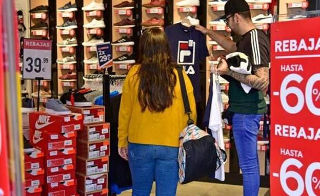 El 60% de los consumidores comprará menos en próximas rebajas