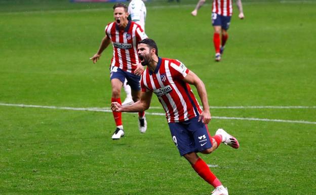 Diego Costa celebra su últim gol como rojiblanco ante el Elche. 