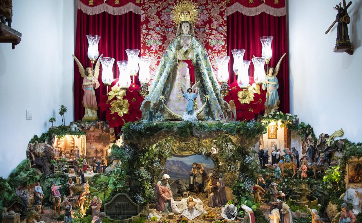 Vista general del nacimiento de Juani. Lo preside una imagen de la Inmaculada.