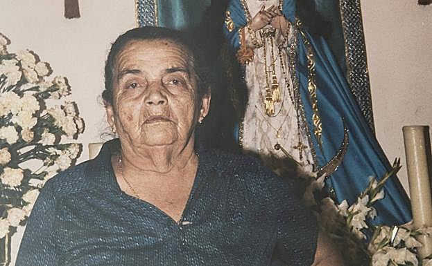 Carmen Cabrera, abuela de Juani, delante de su virgen de la Inmaculada.