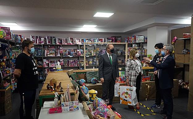 El alcalde Hidalgo y la concejala Medina dialogan con Albino Aneiros y Maruchi García, de la Casa de Galicia. 