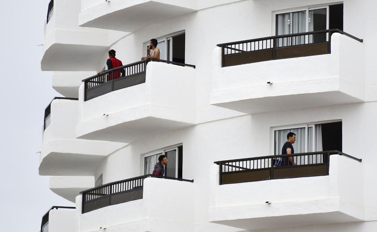 Inmigrantes alojados en un hotel de Playa del Inglés, al sur de Gran Canaria. 