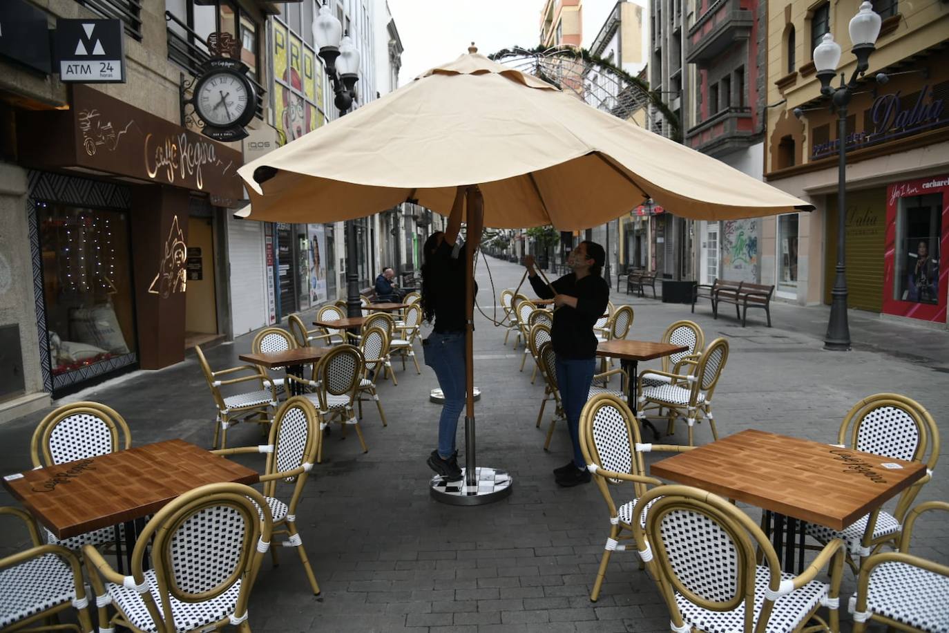 Preparando la terraza en la calle Triana para recibir a los primeros clientes del año.
