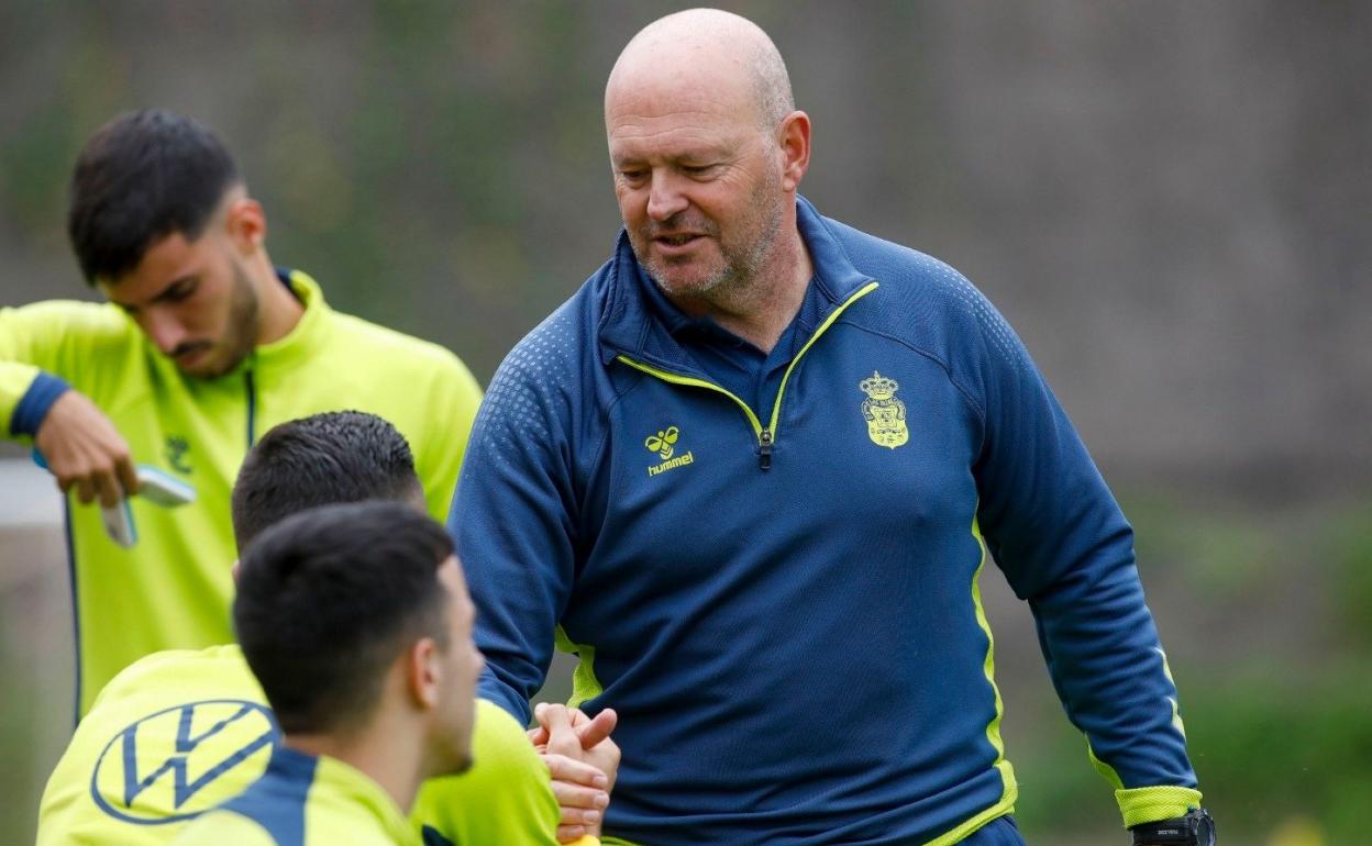 Mel saluda a uno de sus jugadores durante la sesión de Barranco Seco. 