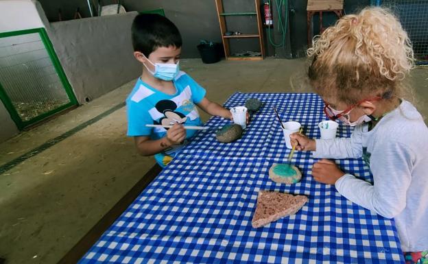 Óscar y Sofía, en plena faena, en uno de los talleres del campus.