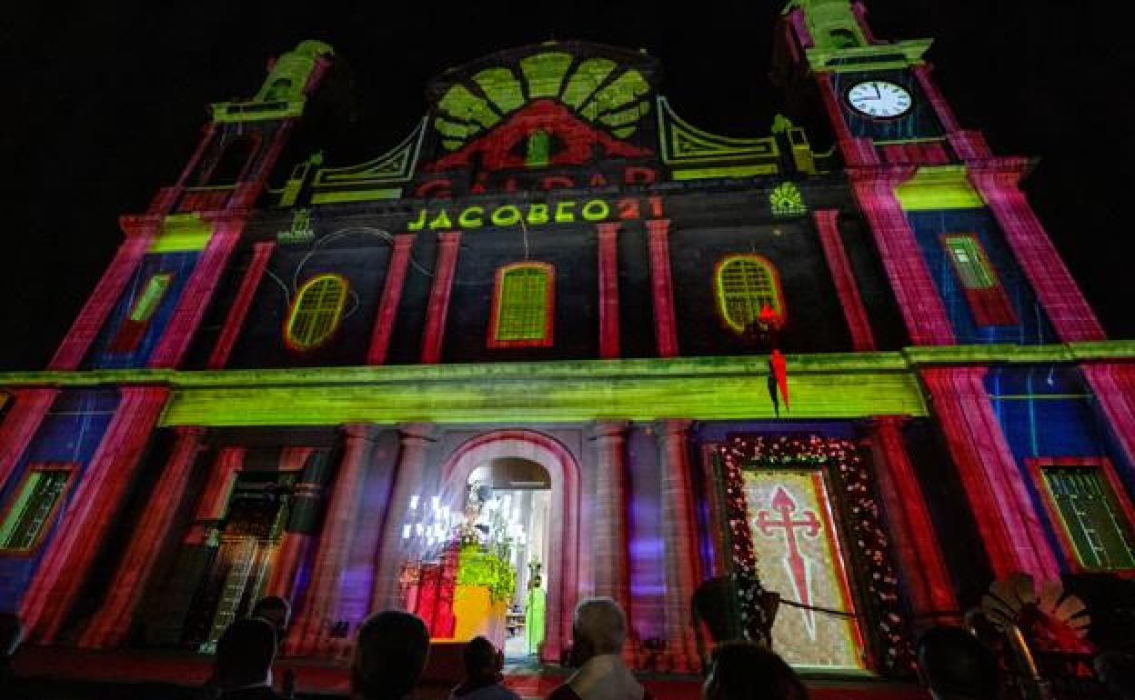 Espectacular video mapping en la fachada del templo de Santiago en Gáldar. En el centro, el patrón en su trono. Y a la derecha, la puerta santa. 