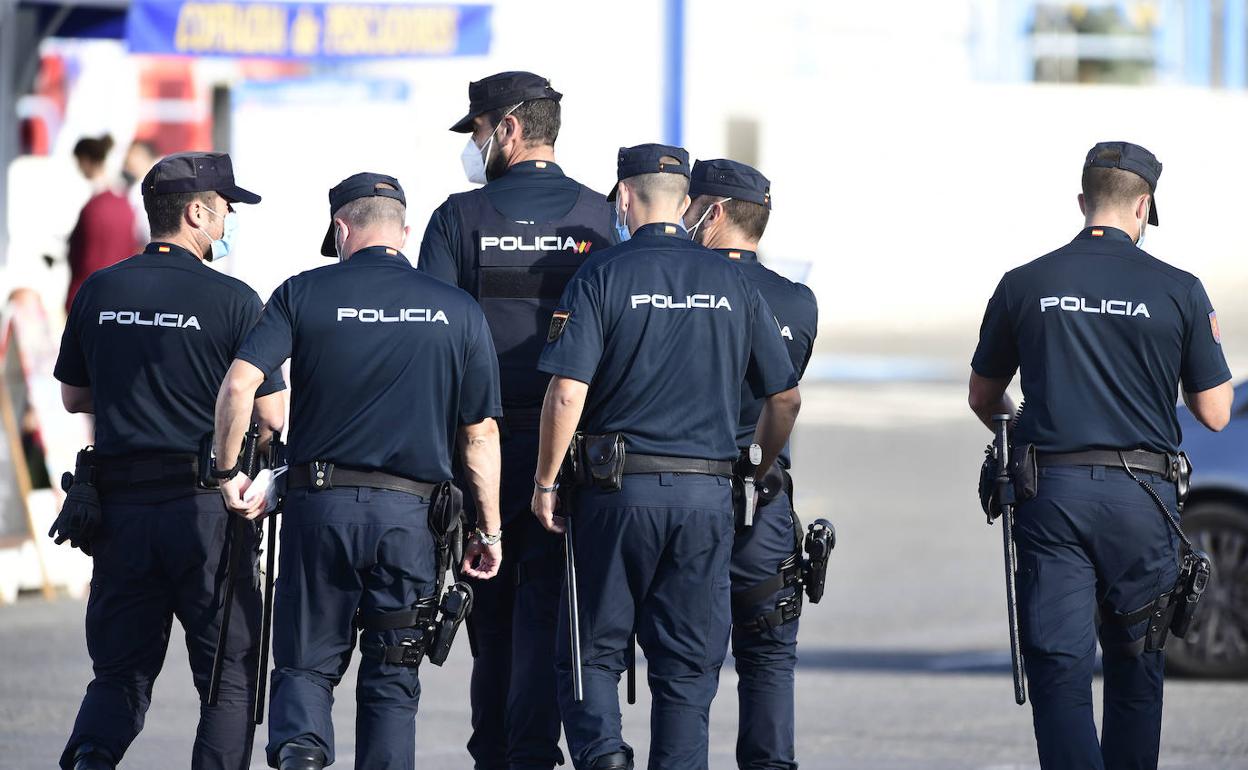 Policías en el muelle de Arguineguín