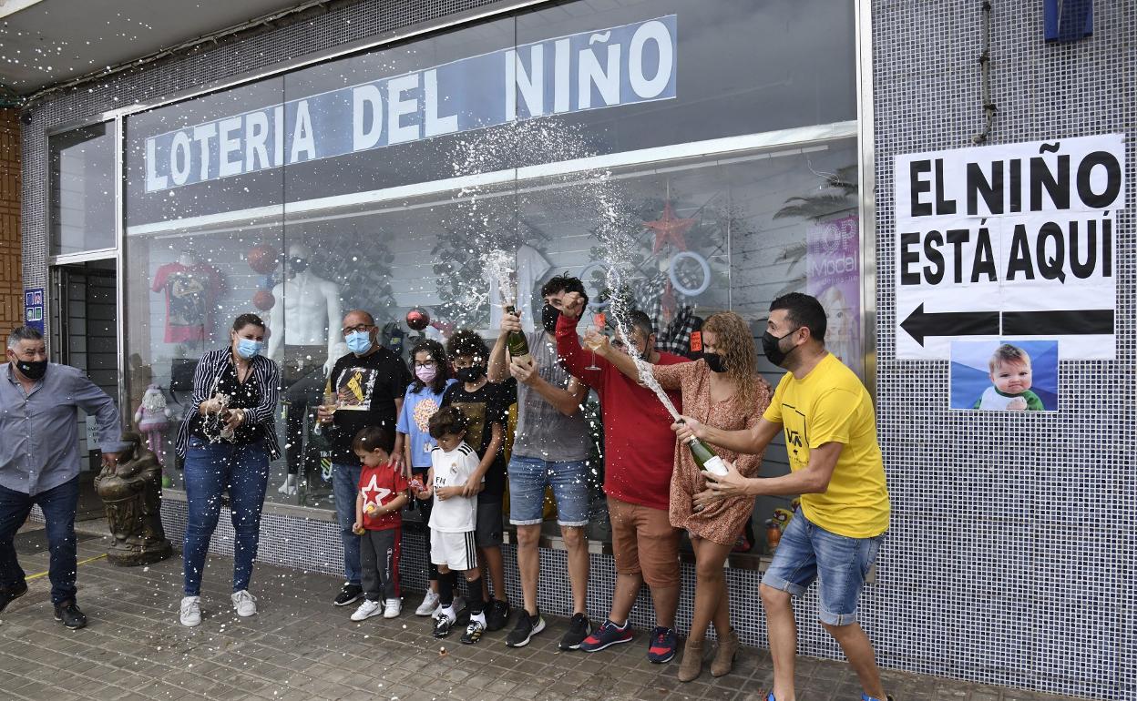 Celebración en el bazar de Pino Montesdeoca (segunda por la derecha), en Sardina del Norte, en Gáldar, ayer, tras saber que habían vendido el primer premio del Niño. 