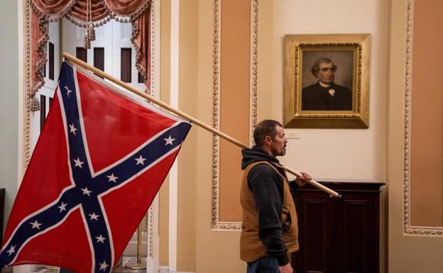 Escenas de pillaje y banderas confederadas