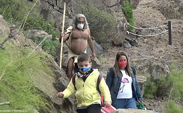 Imagen de varios participantes y al fondo, la zona prohibida y acordonada que se saltaron.