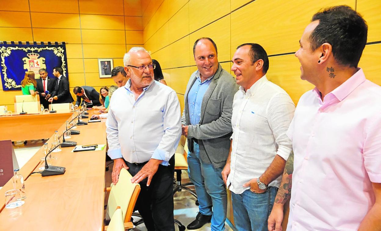 Cerdeña y Lloret charlan con Briansó y Quiles, de Unidas Podemos. 