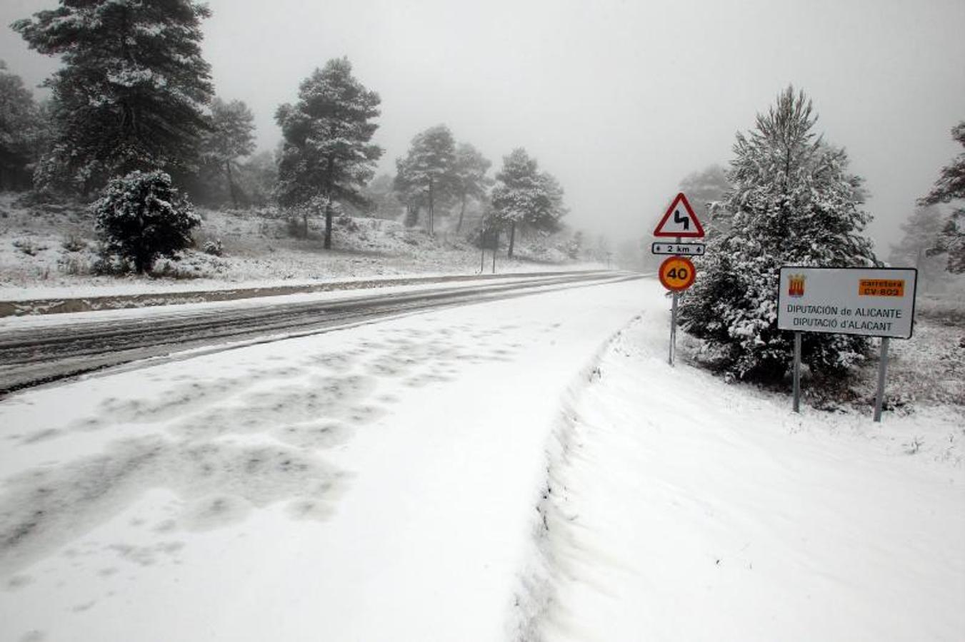 La carretera CV-803 que une Bañeres de Mariola y Onil, en la Comunidad Valenciana, cortada al tráfico por la nieve.