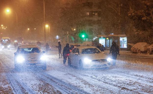 Imagen principal - La nieve corta las vías de transporte