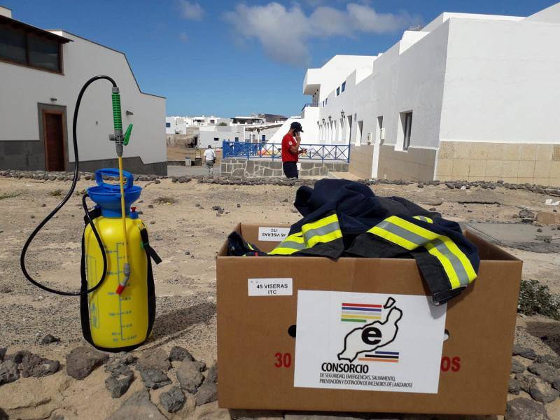 Imagen de las labores de desinfección en La Graciosa durante el confinamiento. 