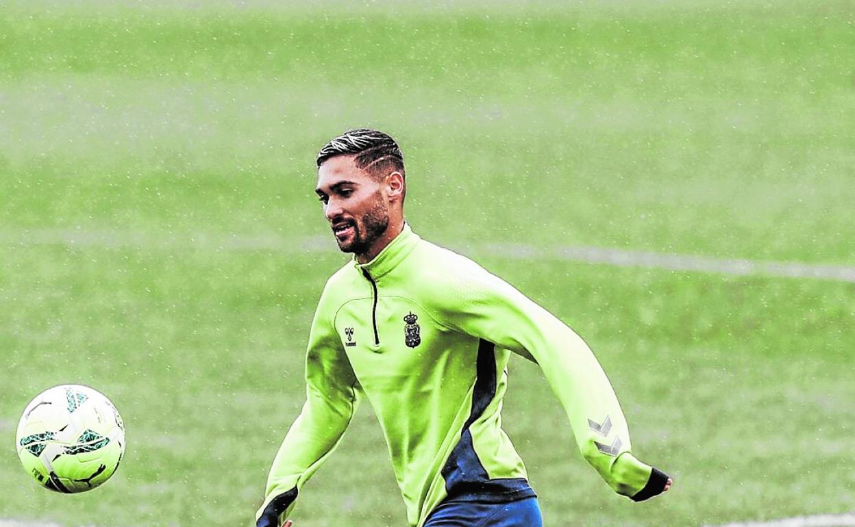 El centrocampista aldeano Benito Ramírez profundiza con el balón durante el último entrenamiento. 