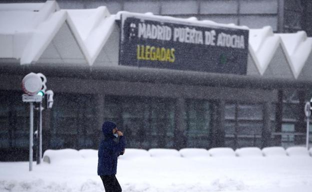 La entrada a la estación de AVE de Atocha, llena de nieve.