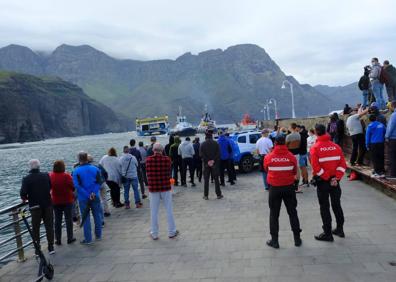 Imagen secundaria 1 - Liberan el ferri en Agaete pero no lo consiguen llevar al muelle