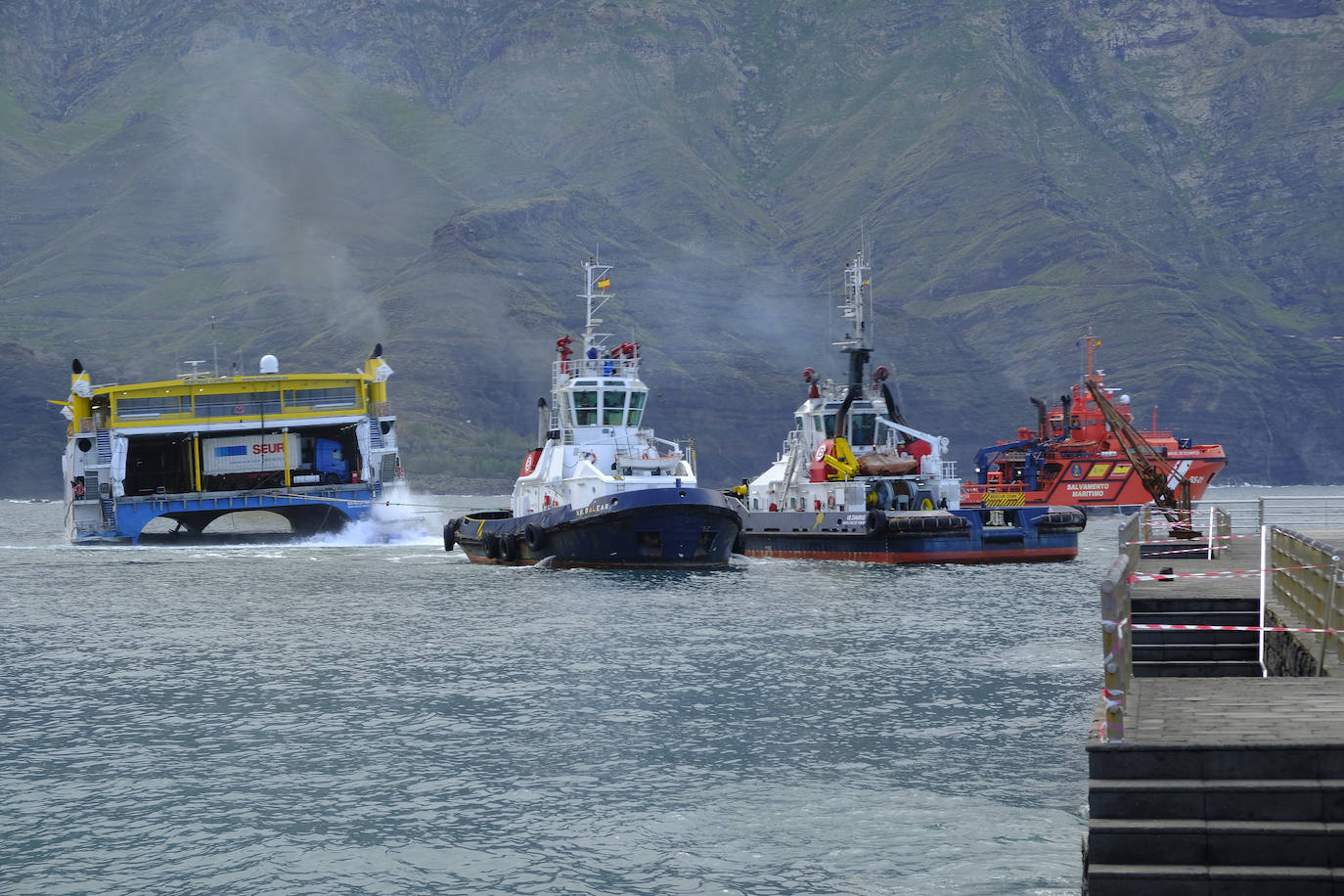 Fotos: Agaete sigue pendiente de las tareas de rescate del Bentago Express