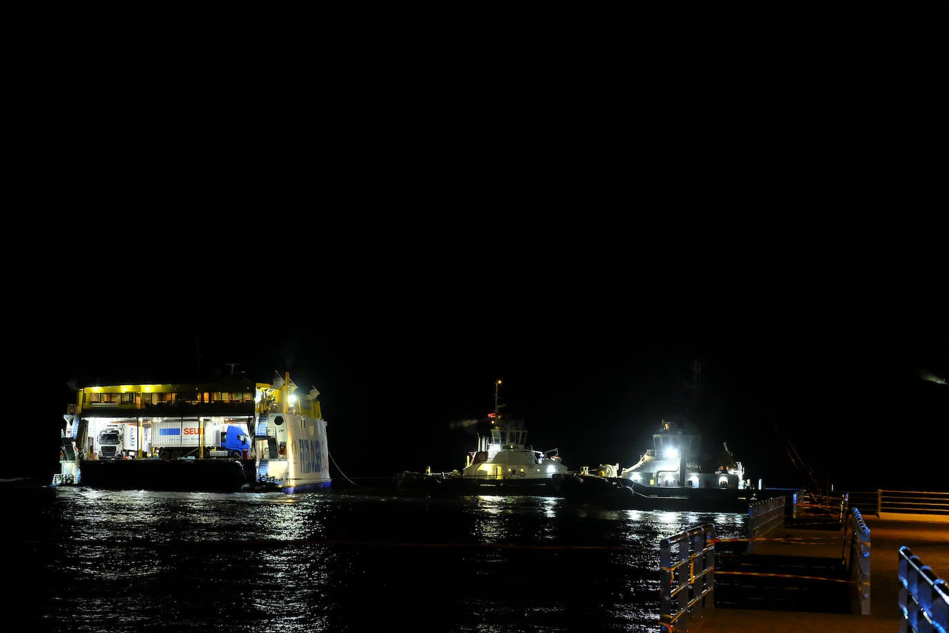 Fotos: Agaete sigue pendiente de las tareas de rescate del Bentago Express