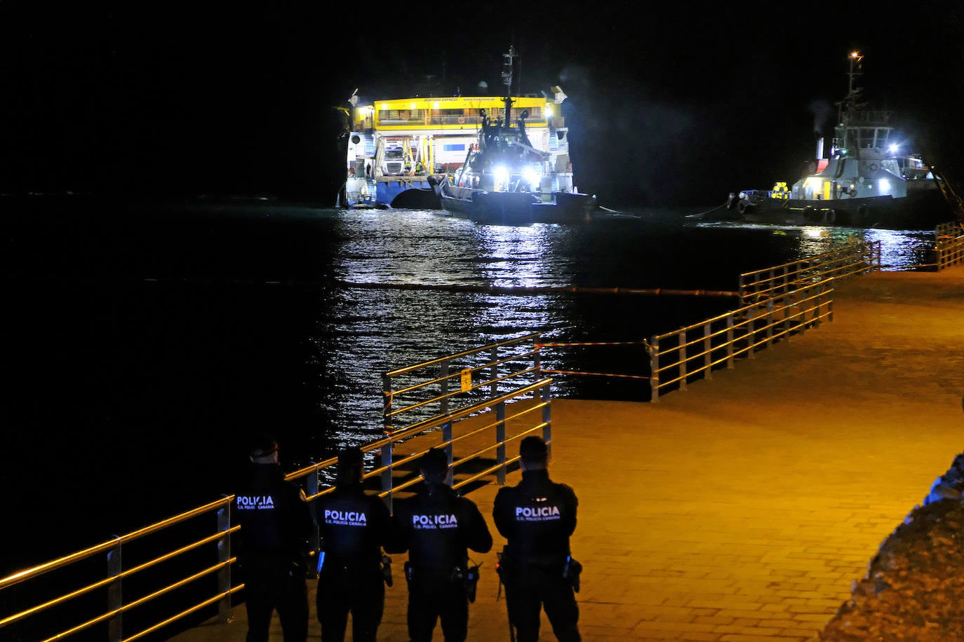 Fotos: Agaete sigue pendiente de las tareas de rescate del Bentago Express