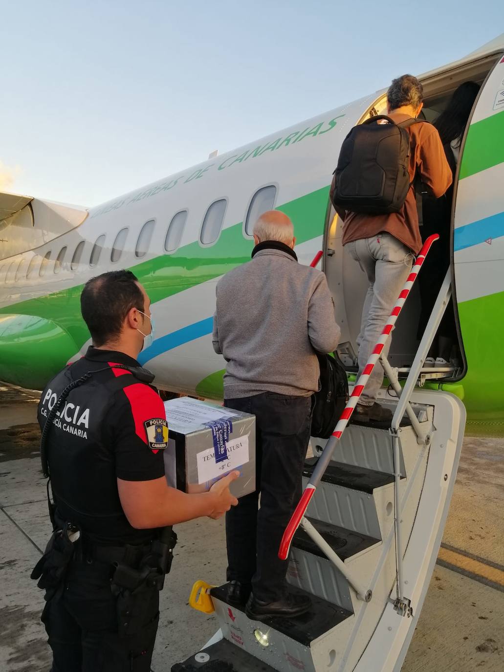 Fotos: Nuevo reparto de vacunas a las islas