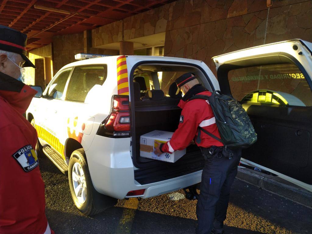 Fotos: Nuevo reparto de vacunas a las islas