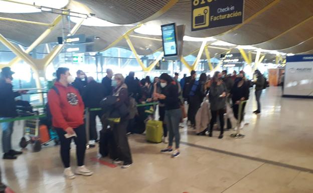 Pasajeros de vuelos a Lanzarote y Fuerteventura afectados por cancelaciones cuando se disponían a embarcar desde Madrid. 