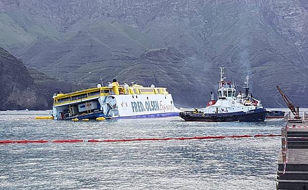 Tratan de garantizar la flotabilidad del ferry encallado en Agaete