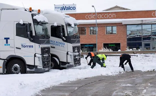 Guardia Civil y Protección Civil limpian una vía en Teruel.