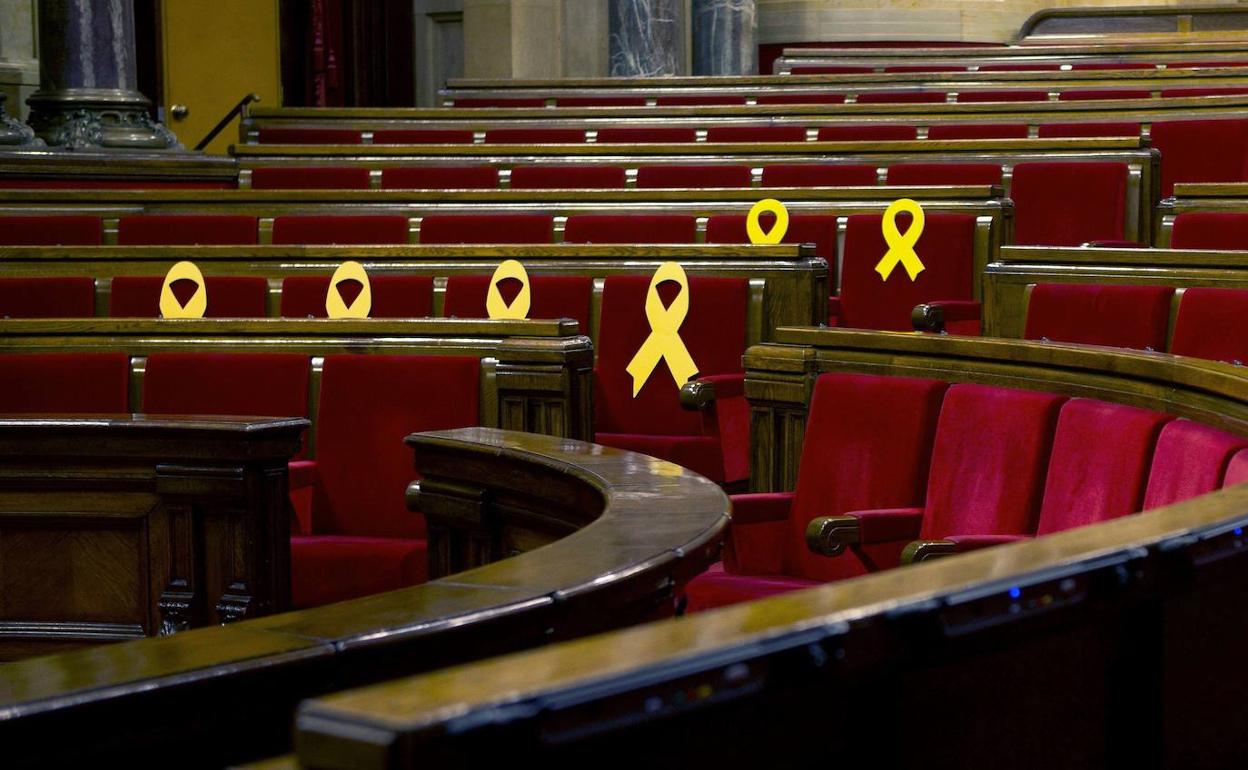 Aspecto del Parlament, donde aún se mantienen los lazos amarillos en homenaje a los condenados por el 'procés'.