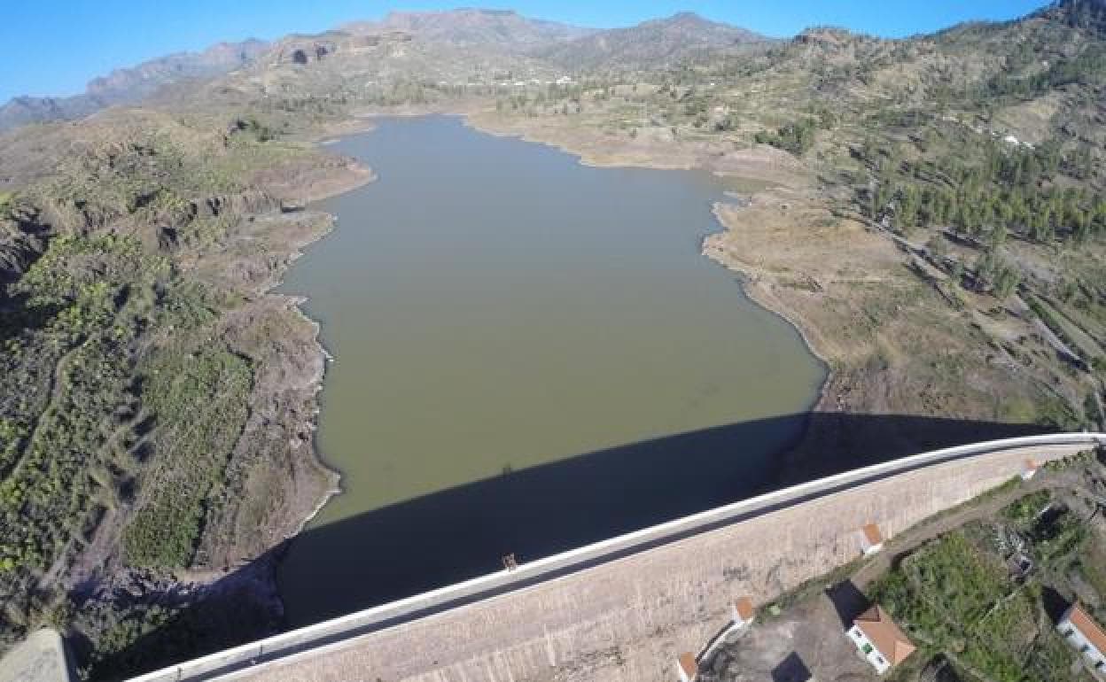 Vista aérea del muro y la presa de Soria, que será el vaso inferior del salto de agua previsto en la central hidroeléctrica de bombeo. 