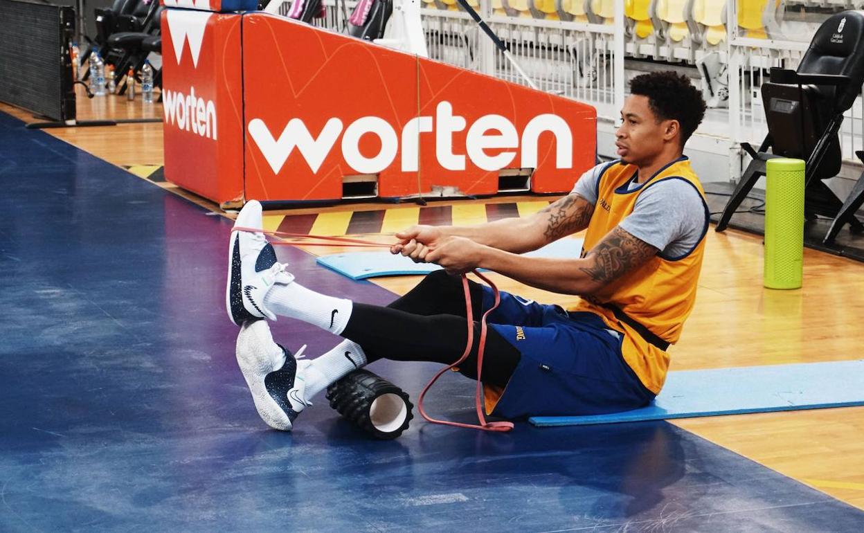 AJSlaughter realiza ejercicios de estiramientos en la última sesión amarilla antes del duelo.