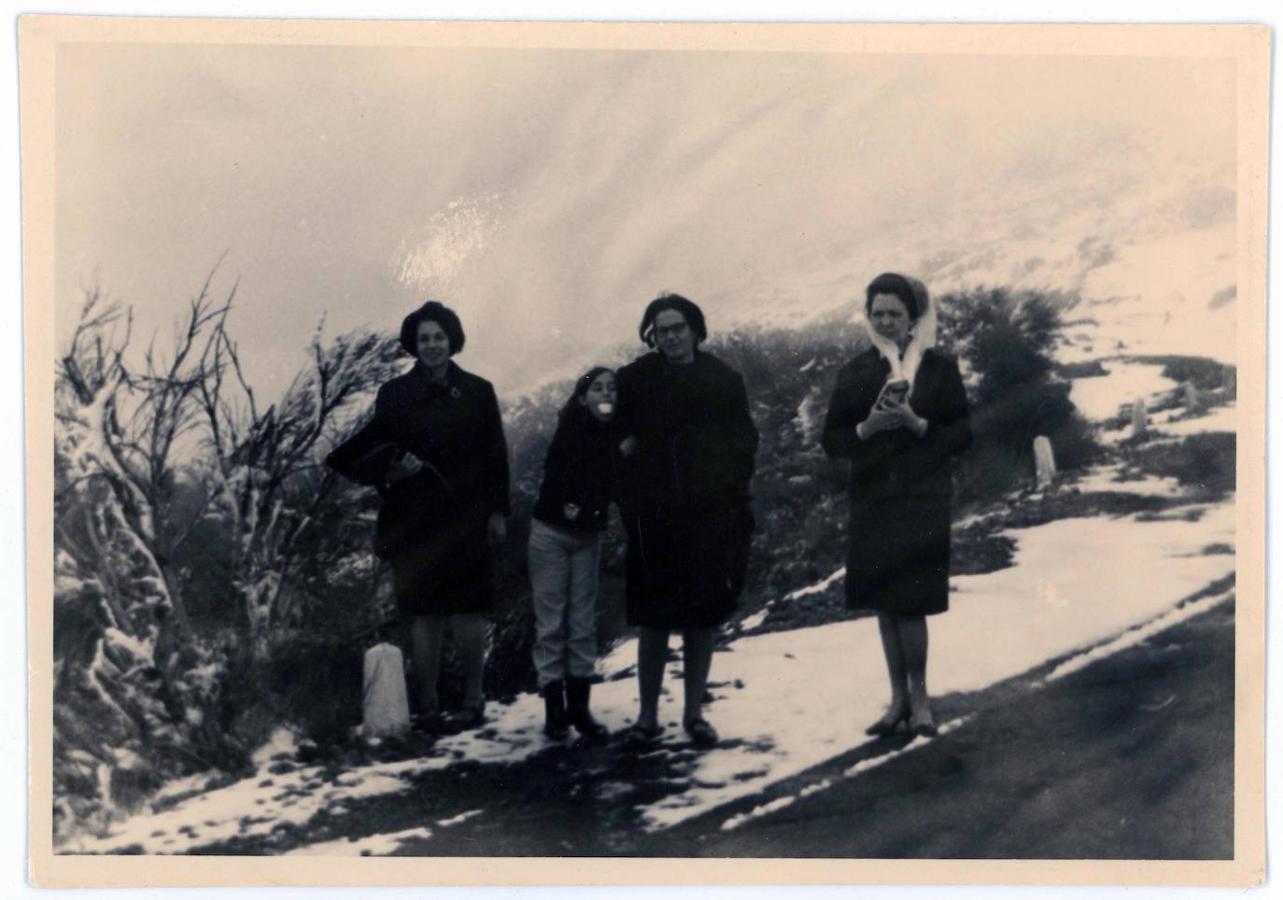 Años 50-60, escena familiar en la nieve