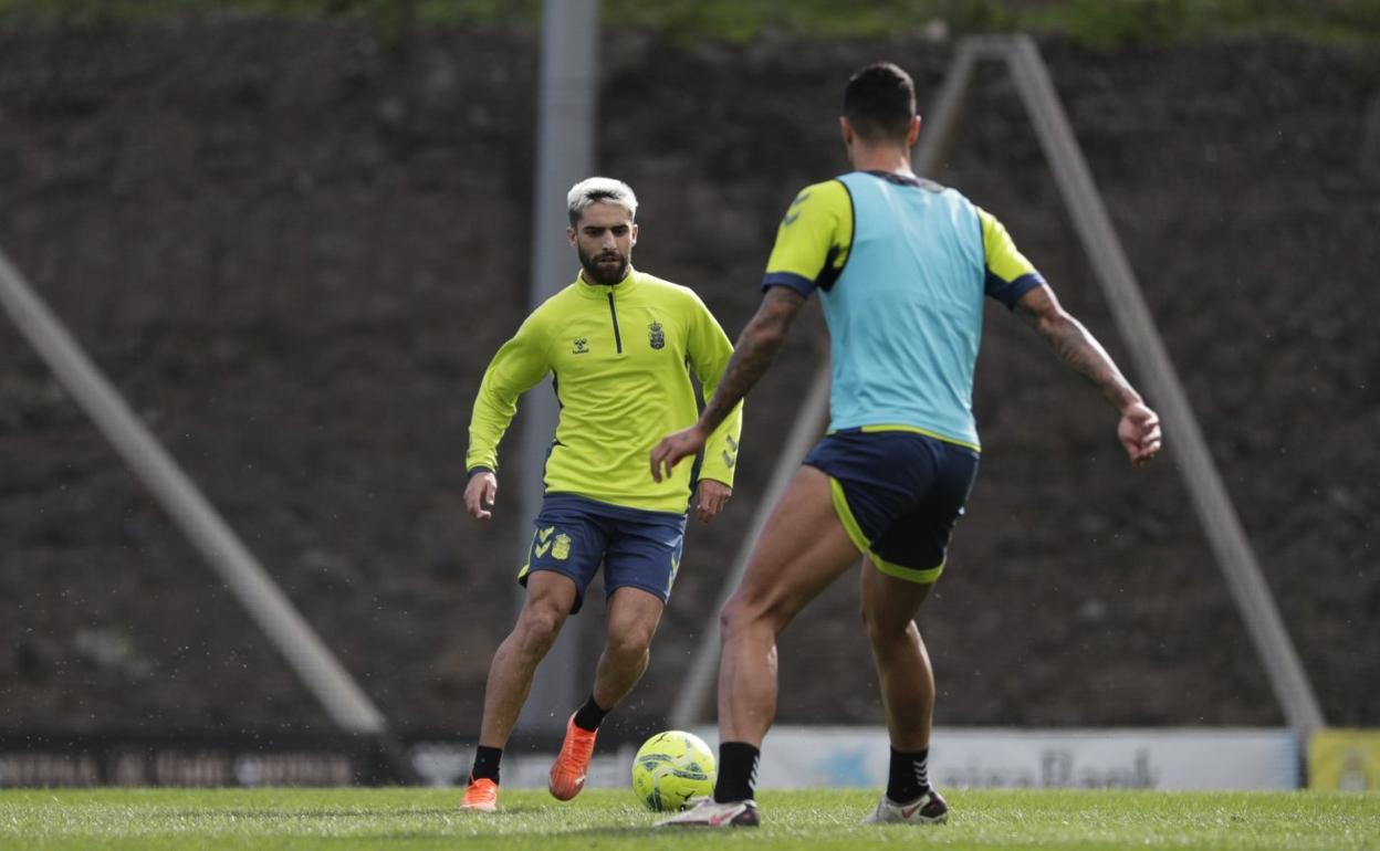 Pejiño controla el balón ante Maikel Mesa en un entrenamiento en la Ciudad Deportiva. 