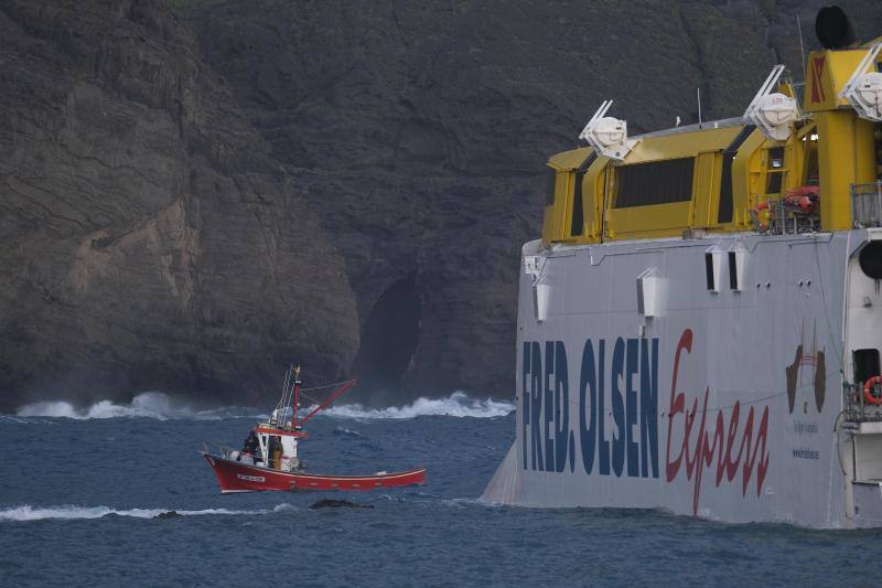 Imagen del buque antes de ser llevado a puerto. 