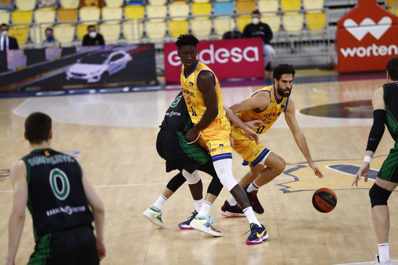 Javier Beirán bota en el partido ante el Joventut. 