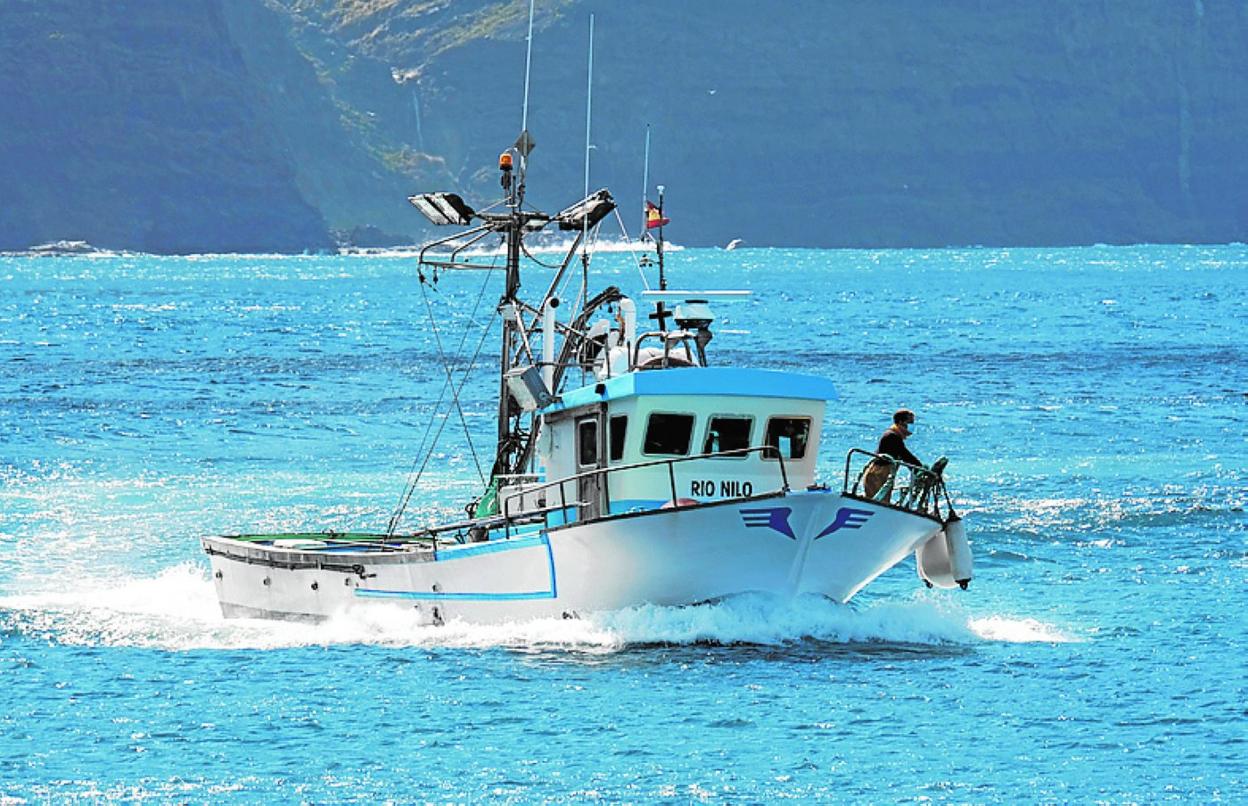 En la imagen, un barco de pescadores ayer volviendo a tierra. 