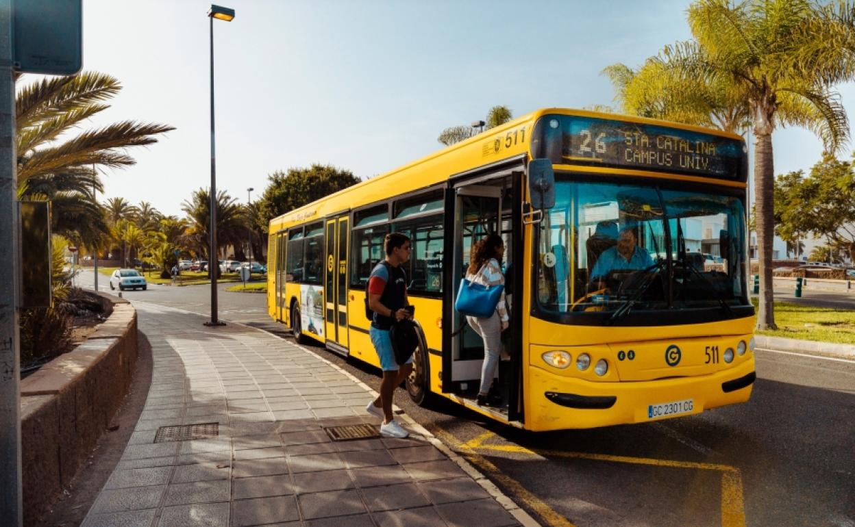 Caen un 32,7% los viajeros de las guaguas urbanas en las islas